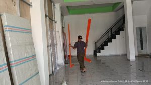Pemasangan Rak Minimarket di Warung Nusantara Muara Enim