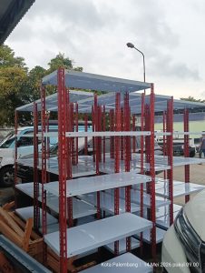 Pemasangan Rak Besi Siku Baut di Apotek Mitrasana Palembang