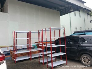 Pemasangan Rak Besi Siku Baut di Apotek Mitrasana Palembang