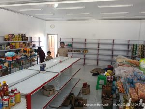 Pemasangan Rak Minimarket di Toko SRC Muhammad Syahril Banyuasin